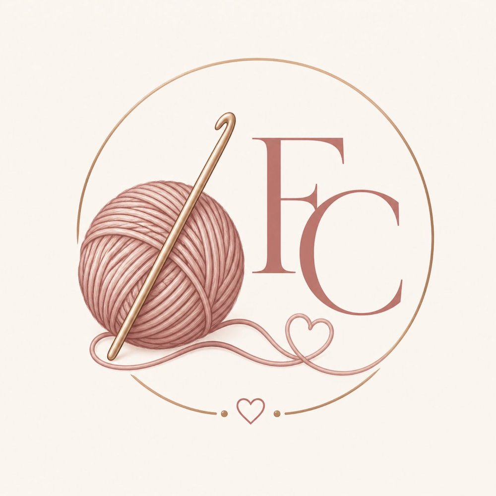 Logotipo de Flávia Cavalcanti, monograma FC com novelo rosa e agulha de crochê dourada
